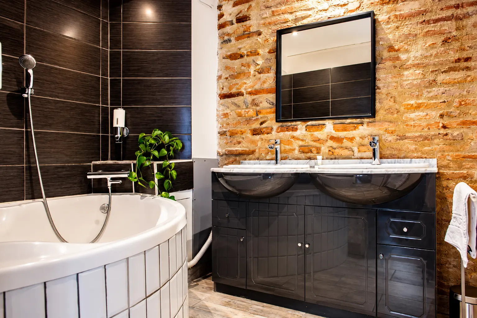Bathroom with bathtub and two sinks